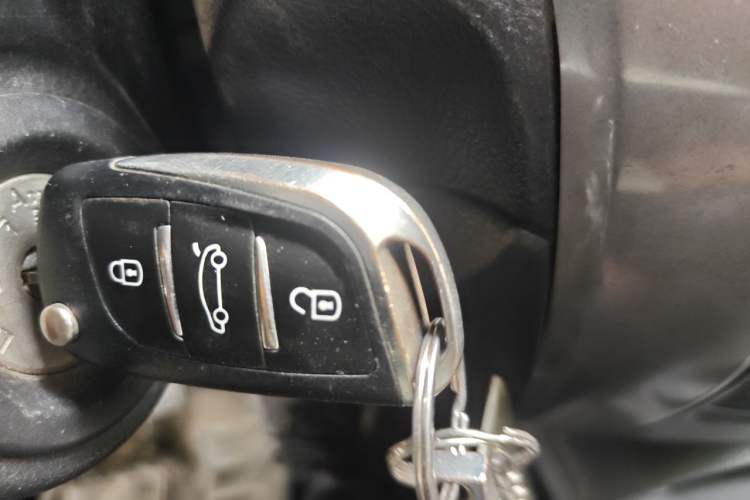 Used Nissan Livina 2010 Jingyue Edition 1.6L Manual Supercharged Model Vehicle Key