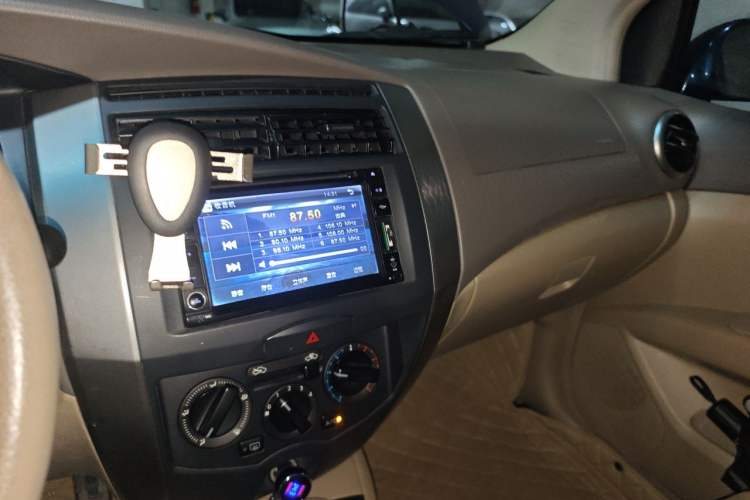 Used Nissan Livina 2010 Jingyi Edition 1.8L Automatic Standard Model Audio And AC Panel
