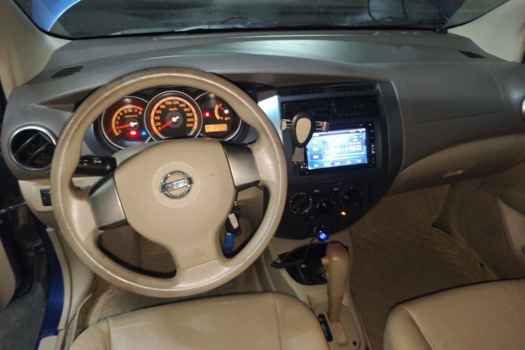 Used Nissan Livina 2010 Jingyi Edition 1.8L Automatic Standard Model Center Console