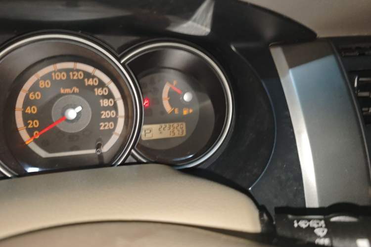Used Nissan Livina 2010 Jingyi Edition 1.8L Automatic Standard Model Odometer Close Up