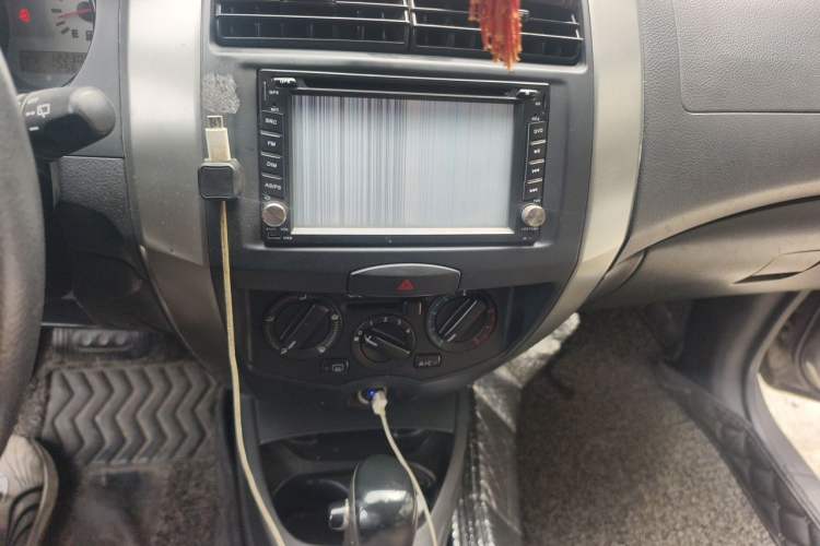 Used Nissan Livina 2010 Jingrui Edition 1.6L Automatic Smart Model Audio And AC Panel