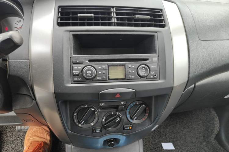 Used Nissan Livina 2010 Jingrui Edition 1.6L Automatic Smart Model Audio And AC Panel