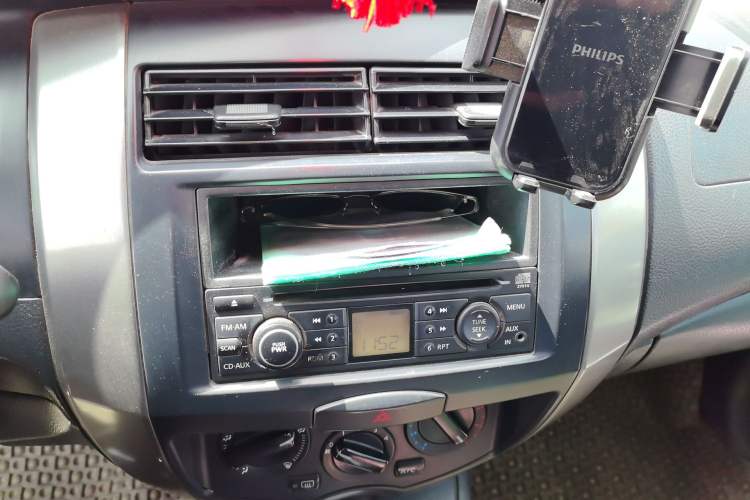 Used Nissan Livina 2010 Jingrui Edition 1.6L Manual Standard Model Audio And AC Panel