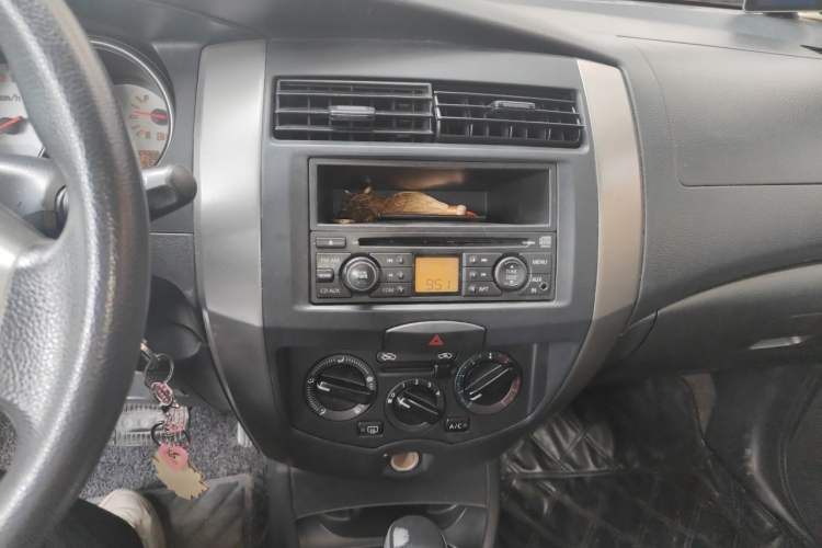 Used Nissan Livina 2010 JINRUI Edition 1.6L Automatic Standard Model Audio And AC Panel
