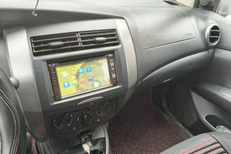 Used Nissan Livina 2010 Jingyue Edition 1.6L Manual All-Around Model Audio And AC Panel