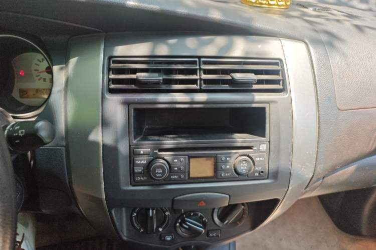 Used Nissan Livina 2010 Jingrui Edition 1.6L Automatic Smart Model Audio And AC Panel