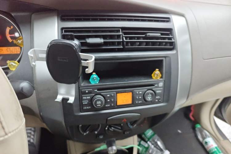 Used Nissan Livina 2010 Jingyi Edition 1.8L Automatic Standard Model Audio And AC Panel