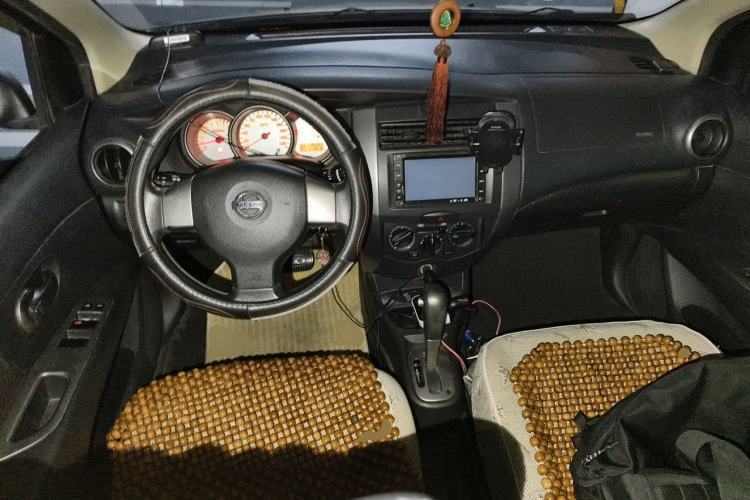 Used Nissan Livina 2010 Jingyue Edition 1.6L Automatic All-in-One Model Center Console