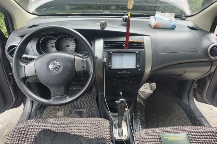 Used Nissan Livina 2010 Jingrui Edition 1.6L Automatic Smart Model Center Console