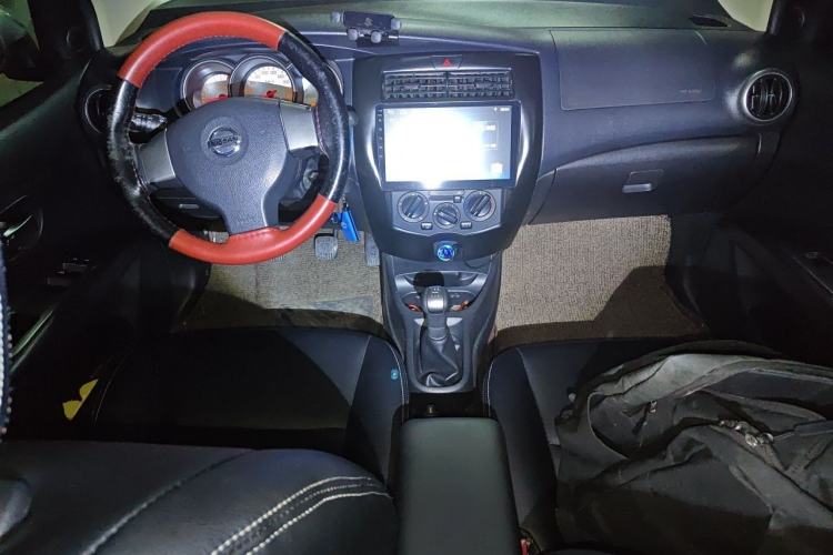 Used Nissan Livina 2010 Jingrui Edition 1.6L Manual Standard Model Center Console
