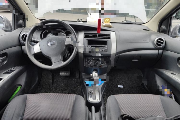 Used Nissan Livina 2010 Jingrui Edition 1.6L Automatic Smart Model Center Console