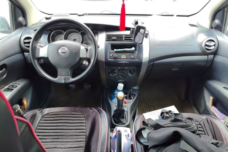 Used Nissan Livina 2010 Jingrui Edition 1.6L Manual Standard Model Center Console