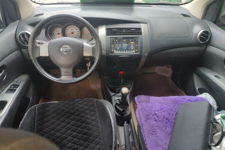 Used Nissan Livina 2010 Jingrui Edition 1.6L Manual Standard Model Center Console