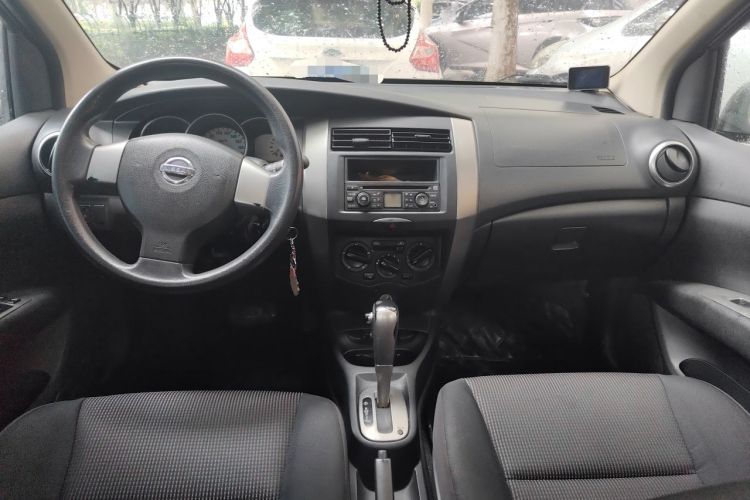 Used Nissan Livina 2010 JINRUI Edition 1.6L Automatic Standard Model Center Console