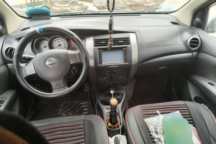 Used Nissan Livina 2010 Jingyue Edition 1.6L Manual All-Around Model Center Console