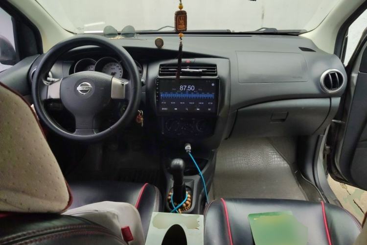 Used Nissan Livina 2010 Jingrui Edition 1.6L Manual Standard Model Center Console