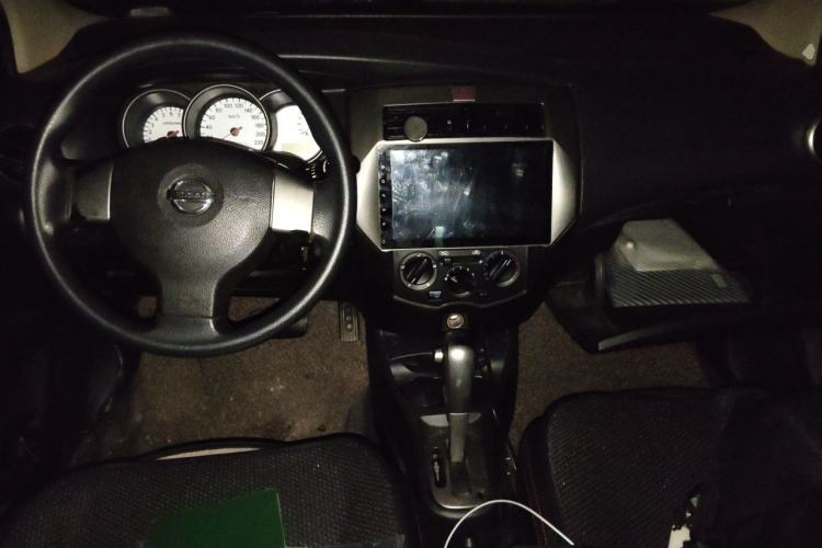 Used Nissan Livina 2010 Jingrui Edition 1.6L Automatic Smart High-End Model Center Console