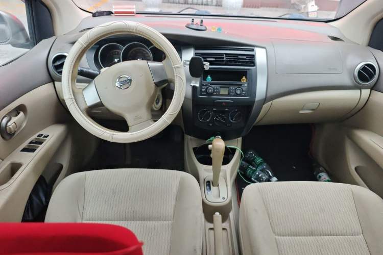 Used Nissan Livina 2010 Jingyi Edition 1.8L Automatic Standard Model Center Console