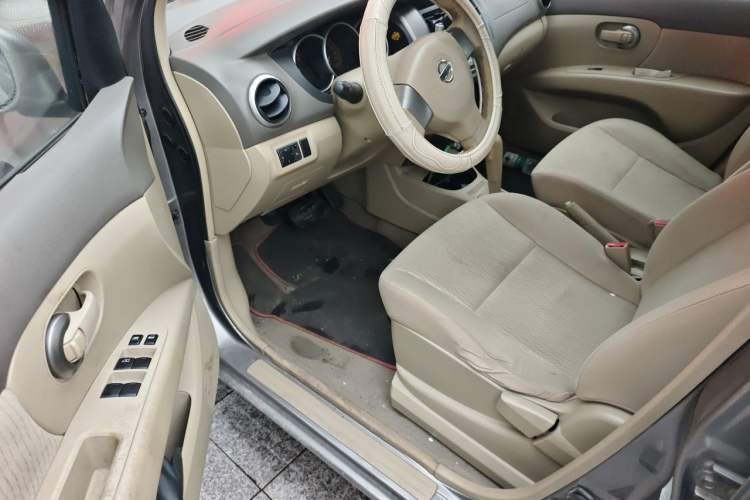 Used Nissan Livina 2010 Jingyi Edition 1.8L Automatic Standard Model Driver Seat