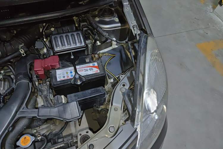 Used Nissan Livina 2010 Jingrui Edition 1.6L Manual Standard Model Engine Bay Left