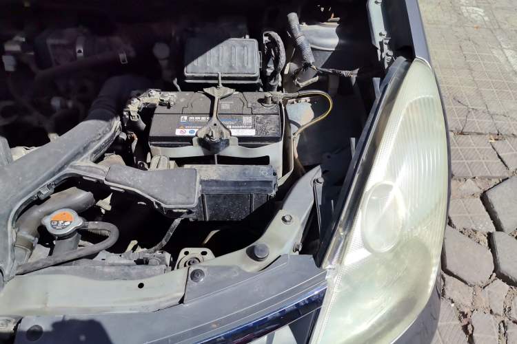 Used Nissan Livina 2010 Jingrui Edition 1.6L Manual Standard Model Engine Bay Left