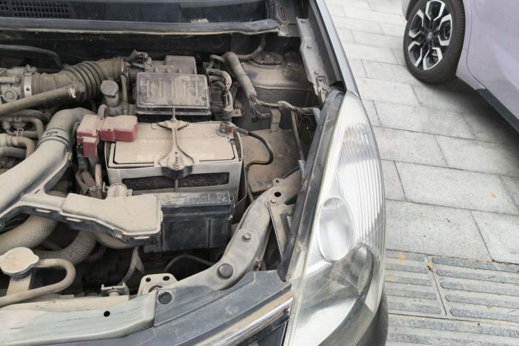 Used Nissan Livina 2010 Jingyue Edition 1.6L Manual All-Around Model Engine Bay Left