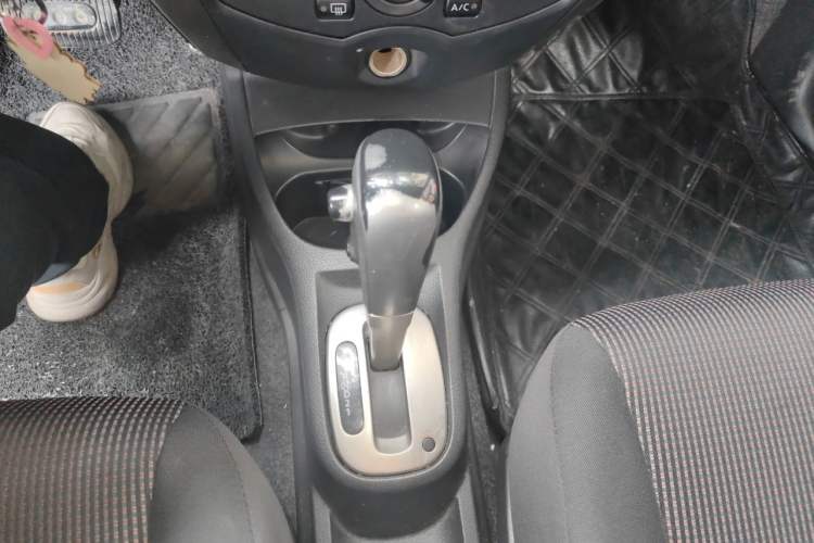 Used Nissan Livina 2010 JINRUI Edition 1.6L Automatic Standard Model Gear Lever