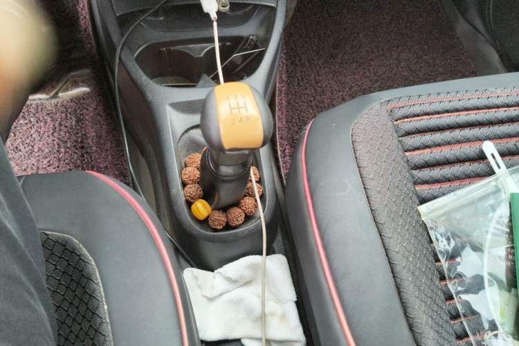 Used Nissan Livina 2010 Jingyue Edition 1.6L Manual All-Around Model Gear Lever