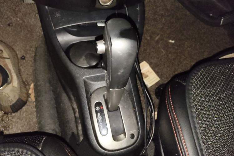Used Nissan Livina 2010 Jingrui Edition 1.6L Automatic Smart High-End Model Gear Lever