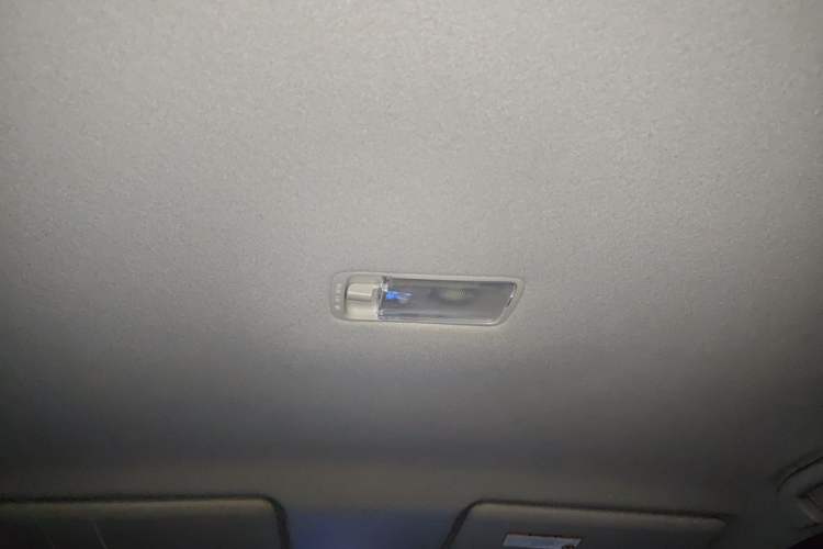 Used Nissan Livina 2010 Jingrui Edition 1.6L Manual Standard Model Headliner