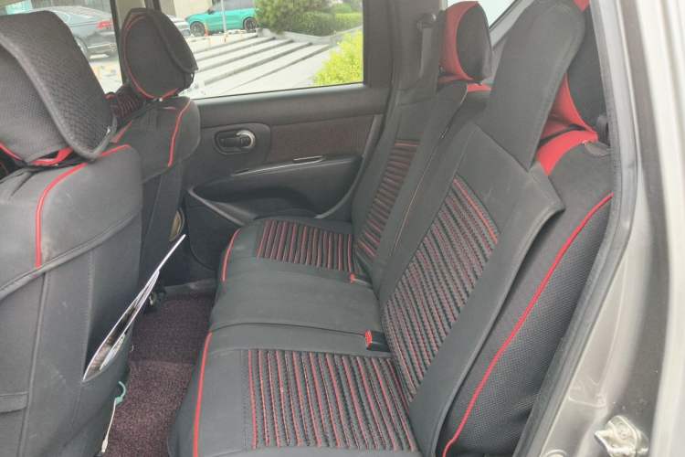 Used Nissan Livina 2010 Jingyue Edition 1.6L Manual All-Around Model Left Rear Seat
