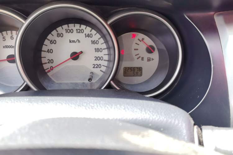 Used Nissan Livina 2010 Jingrui Edition 1.6L Manual Standard Model Odometer Close Up
