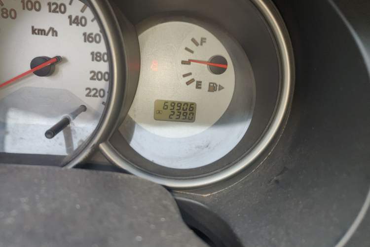 Used Nissan Livina 2010 Jingrui Edition 1.6L Manual Standard Model Odometer Close Up