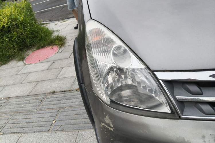 Used Nissan Livina 2010 Jingyue Edition 1.6L Manual All-Around Model Right Front Headlight