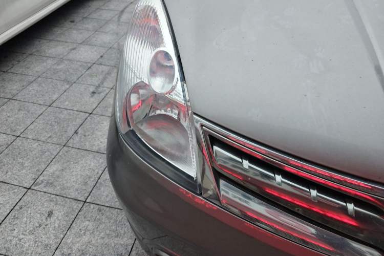 Used Nissan Livina 2010 Jingyi Edition 1.8L Automatic Standard Model Right Front Headlight