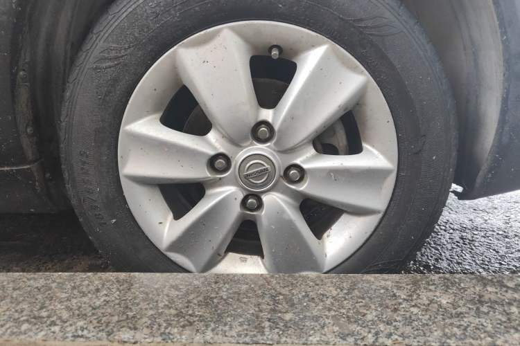 Used Nissan Livina 2010 JINRUI Edition 1.6L Automatic Standard Model Right Front Wheel Hub