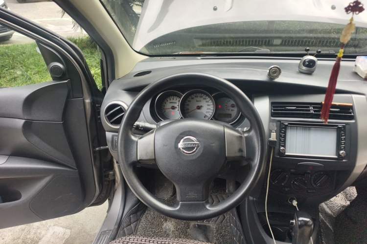 Used Nissan Livina 2010 Jingrui Edition 1.6L Automatic Smart Model Steering Wheel