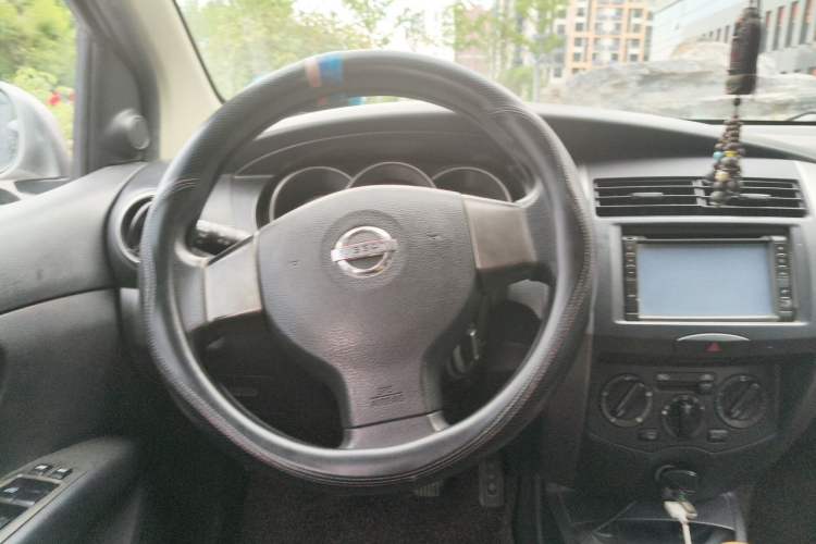 Used Nissan Livina 2010 Jingyue Edition 1.6L Manual All-Around Model Steering Wheel