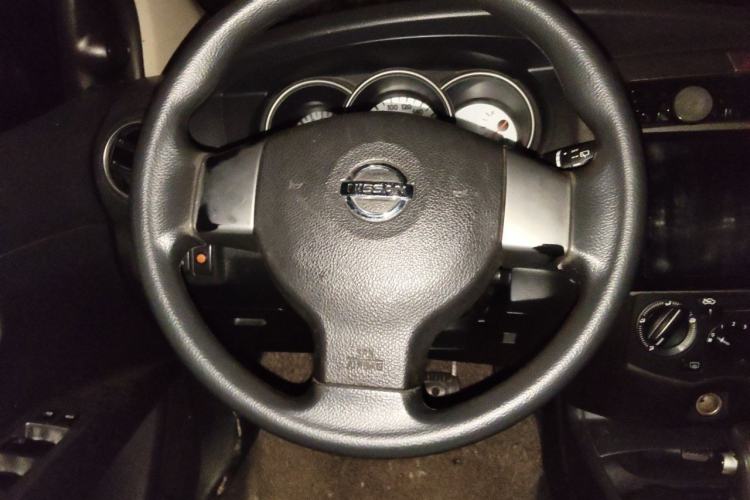Used Nissan Livina 2010 Jingrui Edition 1.6L Automatic Smart High-End Model Steering Wheel