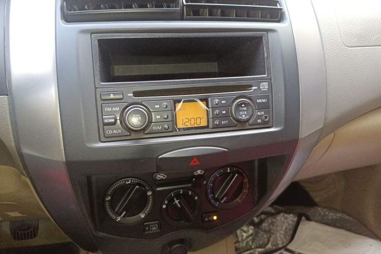 Used Nissan Livina 2010 Jingyue Edition 1.6L Manual All-Around Model Audio And AC Panel
