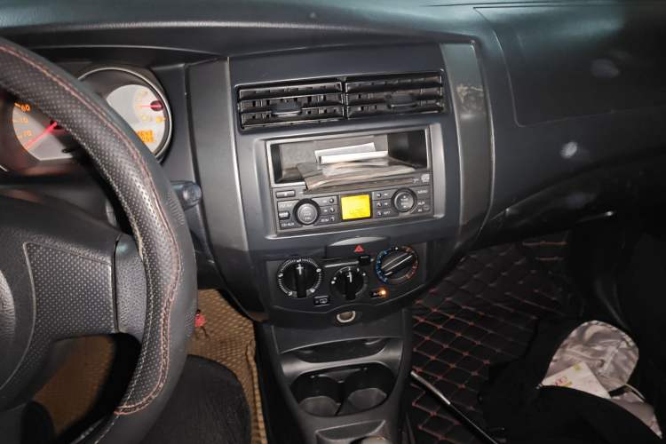 Used Nissan Livina 2010 Jingyue Edition 1.6L Manual All-Around Model Audio And AC Panel