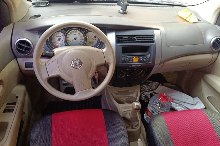 Used Nissan Livina 2010 Jingyue Edition 1.6L Manual All-Around Model Center Console