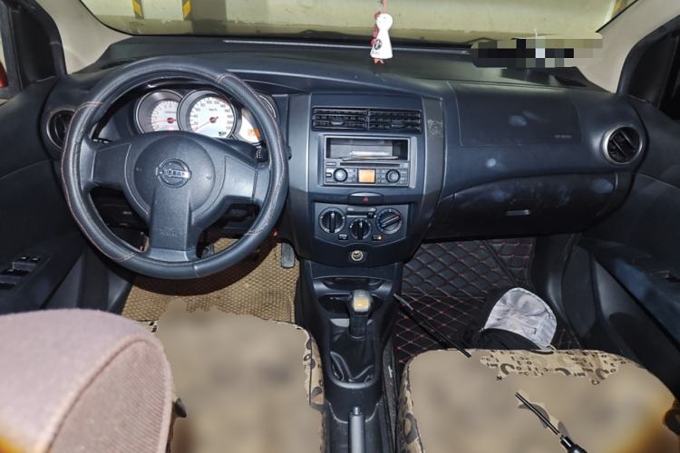 Used Nissan Livina 2010 Jingyue Edition 1.6L Manual All-Around Model Center Console