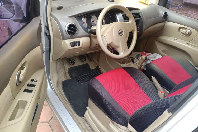 Used Nissan Livina 2010 Jingyue Edition 1.6L Manual All-Around Model Driver Seat