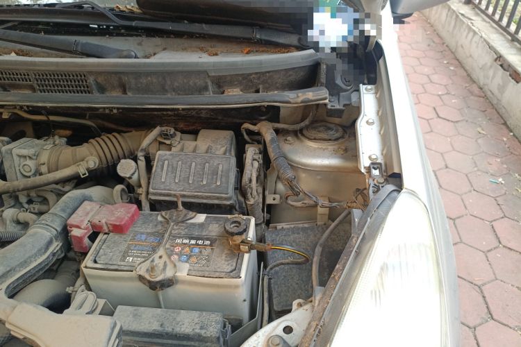 Used Nissan Livina 2010 Jingyue Edition 1.6L Manual All-Around Model Engine Bay Left