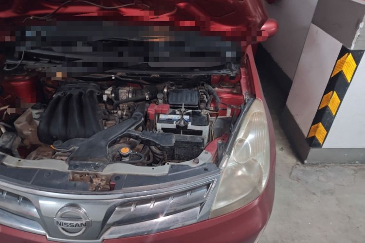 Used Nissan Livina 2010 Jingyue Edition 1.6L Manual All-Around Model Engine Bay Left