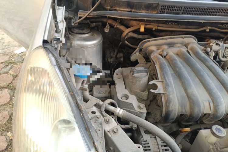 Used Nissan Livina 2010 Jingyue Edition 1.6L Manual All-Around Model Engine Bay Right