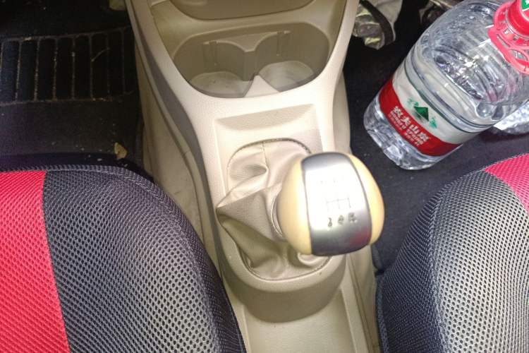 Used Nissan Livina 2010 Jingyue Edition 1.6L Manual All-Around Model Gear Lever