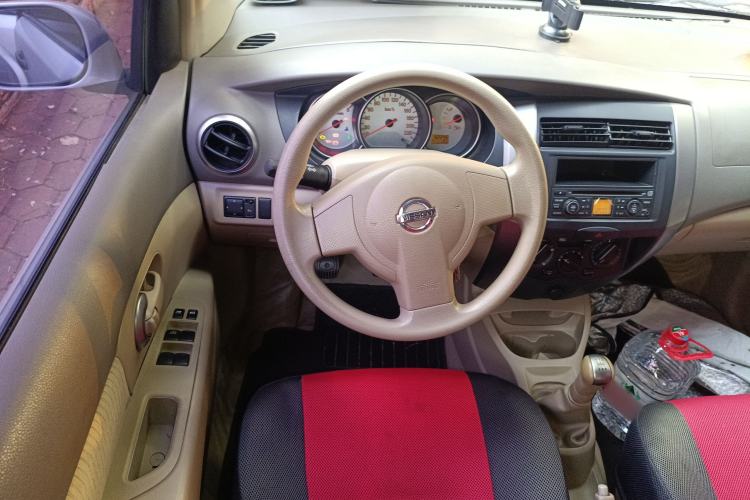 Used Nissan Livina 2010 Jingyue Edition 1.6L Manual All-Around Model Steering Wheel