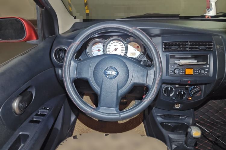 Used Nissan Livina 2010 Jingyue Edition 1.6L Manual All-Around Model Steering Wheel
